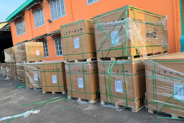 Tấm pin năng lượng tại kho Hà Thiên Energy